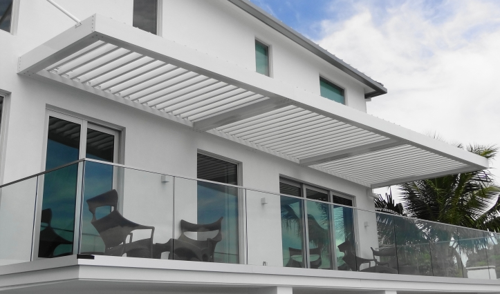 Pergola en aluminium de belvédère de toit escamotable imperméable réglable avec des auvents réglables