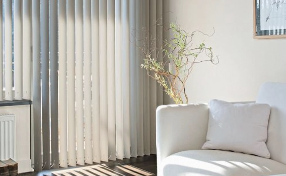 Stores suspendus verticaux 