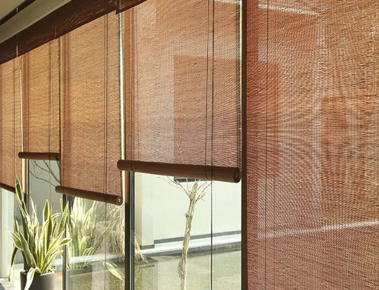 Stores en bois tissé pour les portes coulissantes en verre en 2025