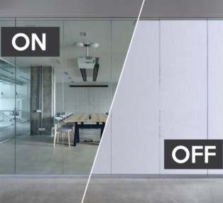 Film intelligent auto-adh&eacute;sif commutable