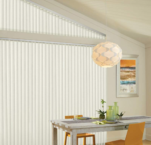 Shades de fenêtre inclinées
