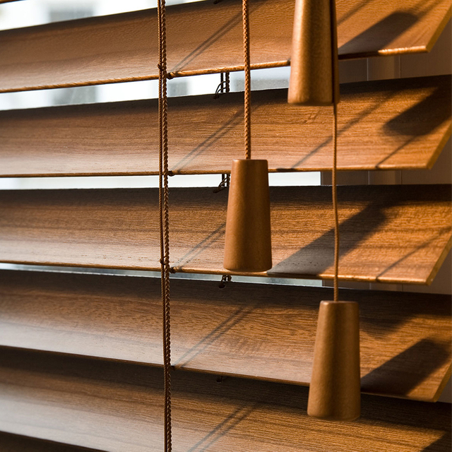 Fenêtre horizontale de store vénitien en faux bois à double corde