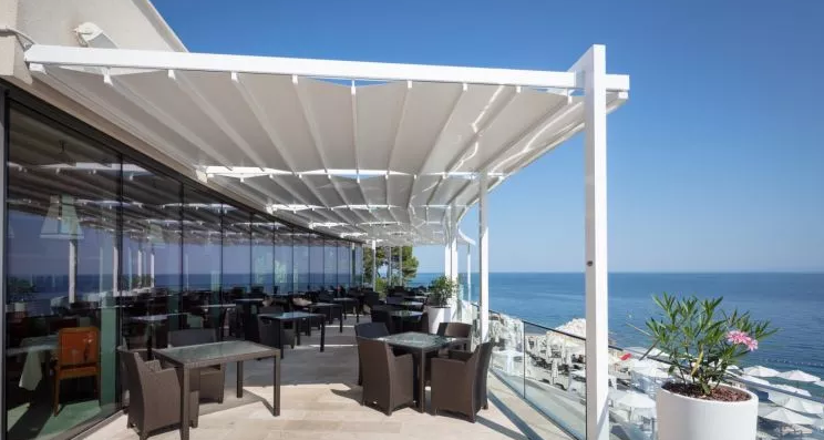 Abat-jour de pergola rétractable en aluminium : une solution parfaite pour tous vos besoins extérieurs
