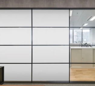 Film intelligent auto-adh&eacute;sif pour portes