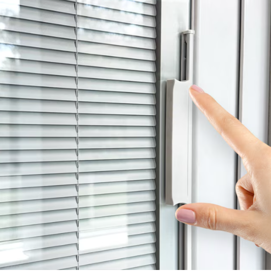 Comment réparer les stores à l'intérieur de la porte du patio